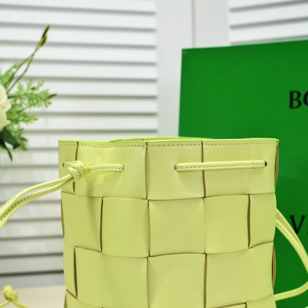 Large lemon yellow 🔻Bottega veneta* new woven small bucket bag latest series # The square bag shape is matched with classic woven elements, drawstring design, minimalism, and has a very large capacity. Every color is beautiful, it is simple and elegant but has a cool style. It can be used by both men and women, and the upper body is fashionable and classy! Style number: 6612# Large size; 19cm